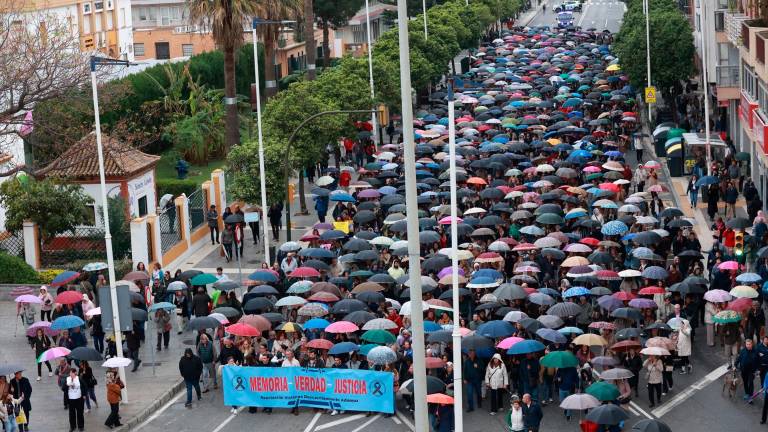 Las víctimas de Adamuz se manifiestan bajo la lluvia en Huelva para reclamar justicia