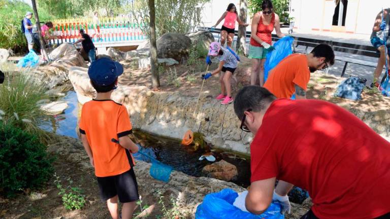 Voluntarios dan ejemplo y se ponen a limpiar la naturaleza