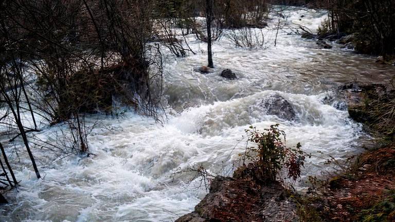 El río Guadalquivir baja tremendo por la fábrica de la luz de Arroyo Frío