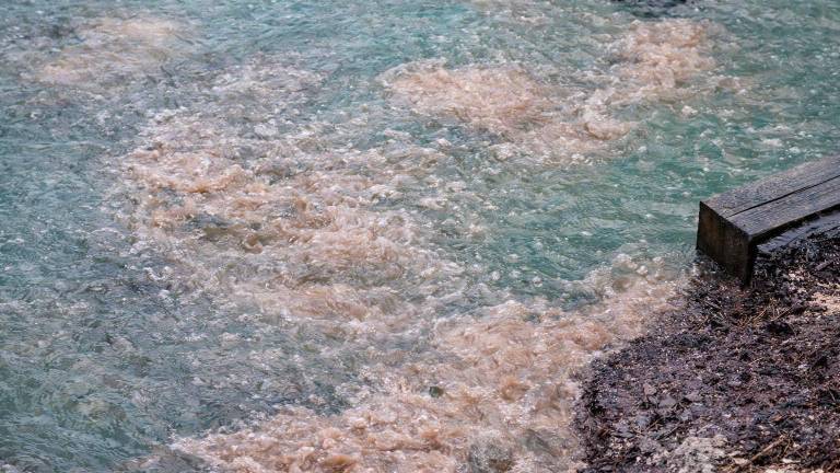 El nacimiento del Segura se satura y el agua rompe a su alrededor