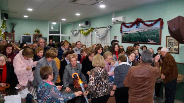 Entrega de regalos a los vecinos del Moris