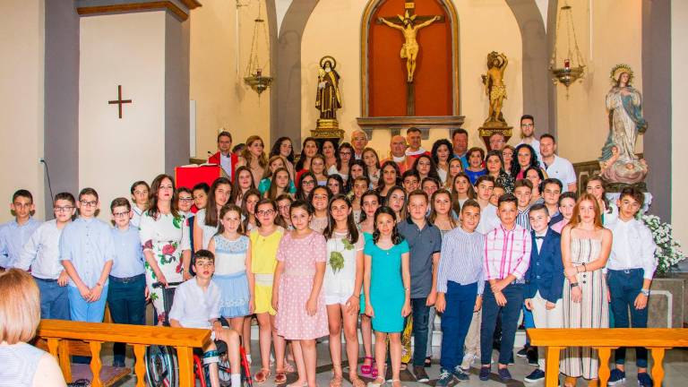 Multitudinaria confirmación de jóvenes y adultos en la parroquia de Lahiguera