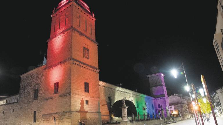 Los colores del arcoíris visten la fachada del Hospital de Santiago