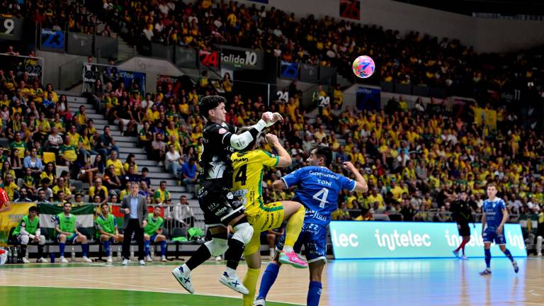 LIGA. Antonio Navarro despeja ante Alan Brandi y Toni Escribano. / Juande Ortiz.