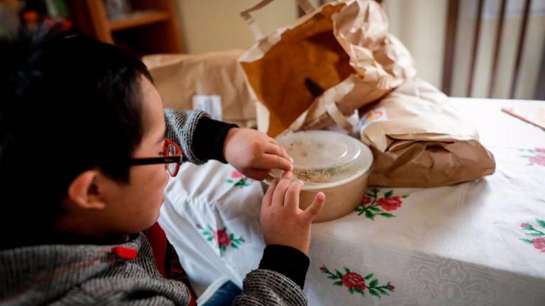 Un niño come durante la pandemia un menú de la ONG del chef José Andrés. / Jesús Hellín / Europa Press.