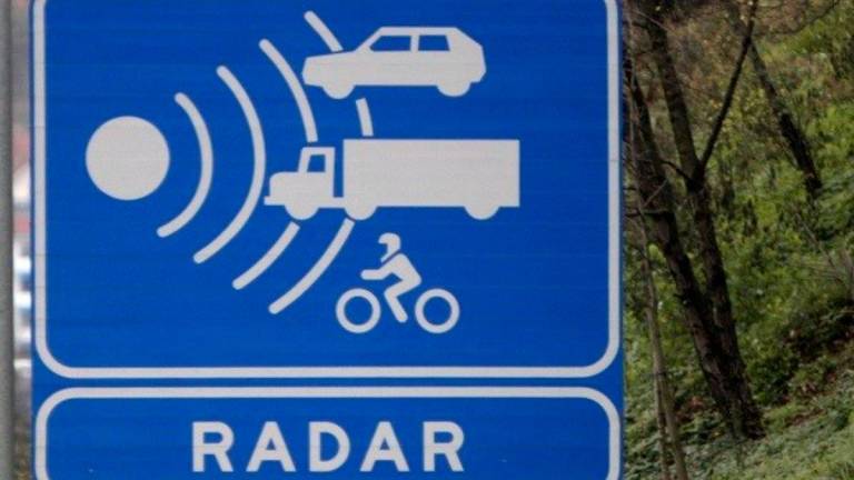 Señal de aviso de radar fijo en carretera. / Fotografía: Europa Press.