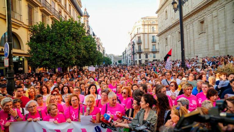 Miles de andaluces salen a la calle para protestar por los fallos en el cribado de cáncer de mama