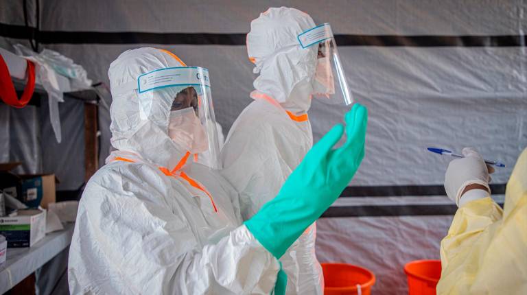 <i>Médicos trabajando en la epidemia que afecta a RD del Congo. / Europa Press. </i>