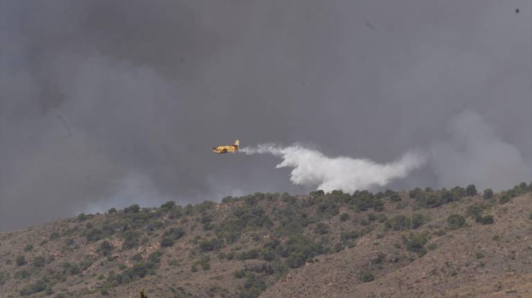 <i>Medios aéreos trabajan en las labores de extinción del incendio forestal de los Gallardos (Almería). / Francisco J. Olmo / Europa Press.</i>