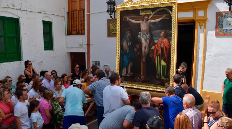SOLEMNE.<i> Imagen del Cristo de Chircales a su salida en procesión desde la parroquia de Valdepeñas.</i>