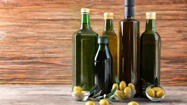 <i>Botellas de aceite y aceitunas en una imagen de archivo. / Junta de Andalucía.</i>