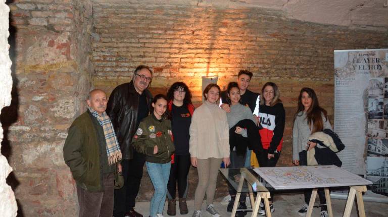 PATRIMONIO.<i> Visitantes en el espacio de los subterráneos del antiguo castillo de Andújar.</i>