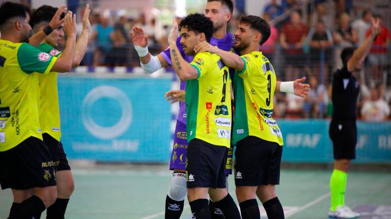 <i>El Jaén Paraíso Interior celebra uno de los tantos contra el Málaga FS. / Andrés Gaitán. </i>