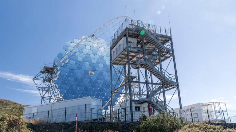 <i>El telescopio LST-1 en el Observatorio del Roque de los Muchachos (La Palma) con la torre de acceso a la cámara, una infraestructura clave diseñada por el grupo de investigación de la Universidad de Jaén. / Universidad de Jaén.</i>