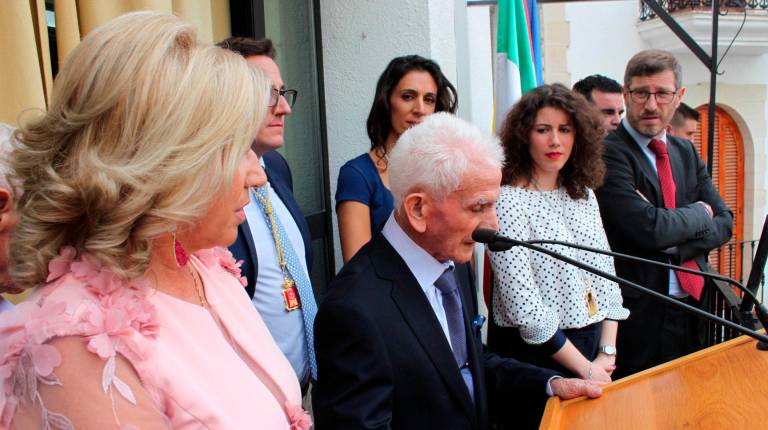 MOMENTO EMOTIVO. <i>El pregonero de este año, Antonio Hidalgo Morales, pronuncia su discurso.</i>