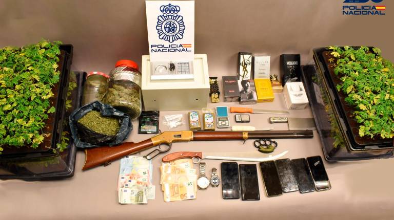 <i>Armas, dinero y drogas intervenidas. / Policía Nacional.</i>