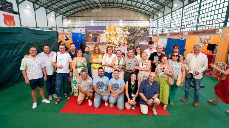<i>Premiados, representantes del Gobierno municipal y de Diario JAÉN, durante la entrega de premios en ExpoHuelma. / Diario JAÉN. </i>