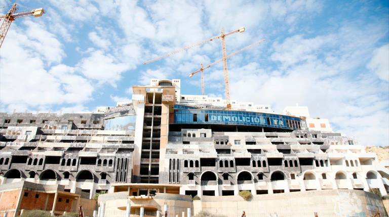 <i>Vista general del hotel ilegal de El Algarrobico. / Marian León / Europa Press.</i>