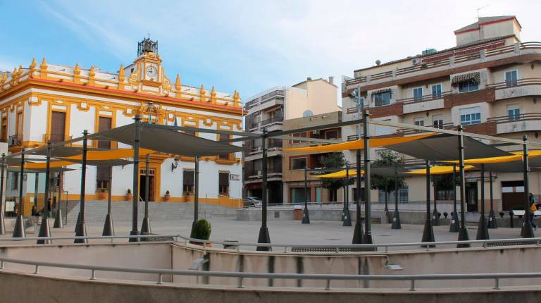 <i>La Plaza de la Constitución y, al fondo, el Ayuntamiento de Bailén.</i>