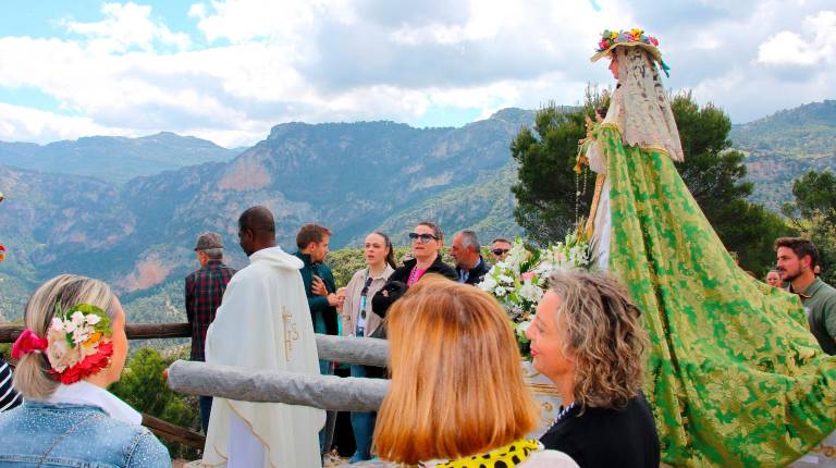 <i>Bendición de los campos en el Mirador de la Osera. / Fernando Cano / Diario JAÉN. </i>