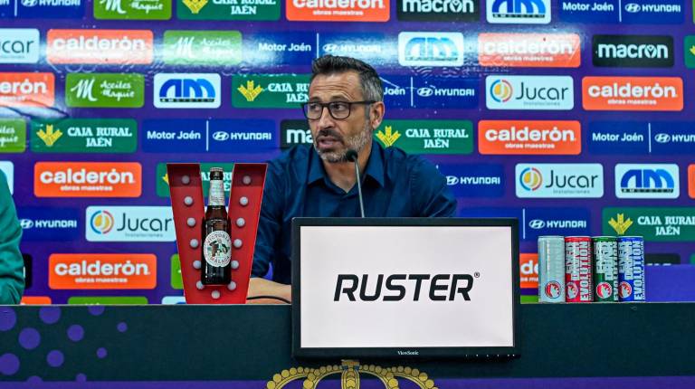 <i>Manuel Herrero contesta a las preguntas en la rueda de prensa tras el partido ante el Antoniano. / Real Jaén.</i>