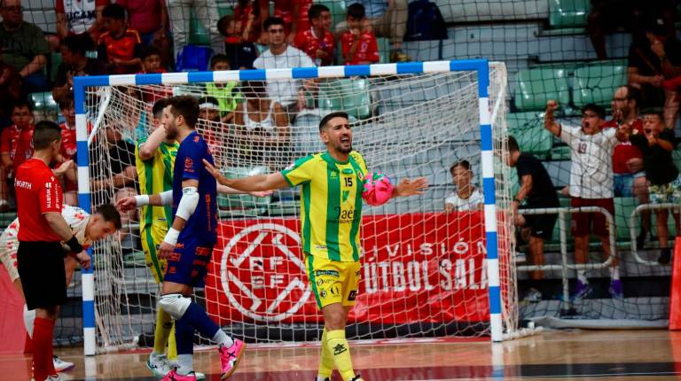 <i>Álex Lemine protesta la jugada del penalti que supuso el 4-1 en el marcador. / ElPozo Murcia.</i>