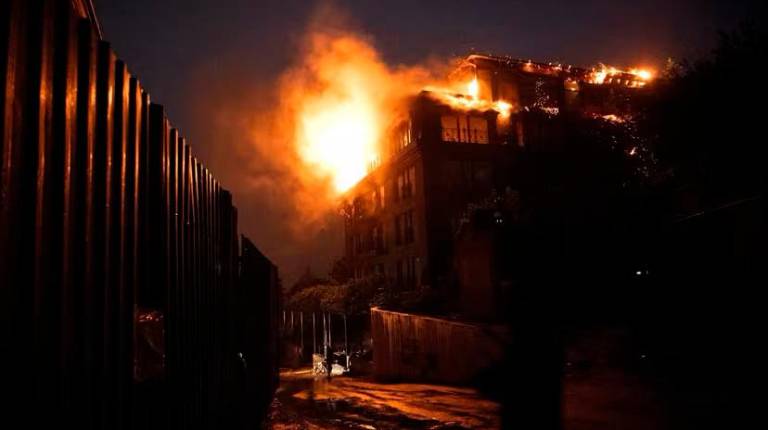 <i> Un incendio arrasa un edificio dañado en un ataque combinado masivo ruso en Kiev, Ucrania. / Europa Press. </i>