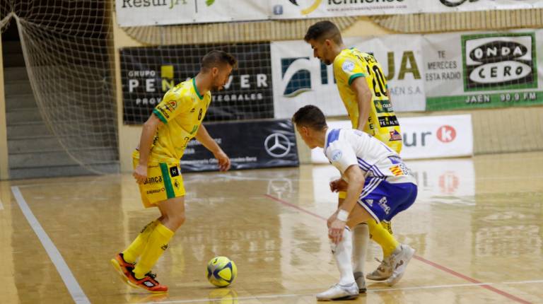<span class=mln_uppercase_mln>ataque</span><i>. Jordi Campoy avanza con el balón.</i>