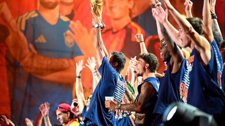 <i>Los jugadores de la selección durante la celebración del Mundial en Cibeles. / Óscar Ortiz / Europa Press.</i>