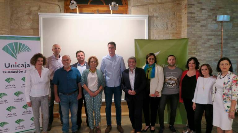 CITA. <i>Francisco Javier Lozano, José Gilabert, Pedro Molino y María Socorro Mármol posan junto a algunos de los autores y autoras de los 26 relatos cortos que integran Esencia de olivo. </i>