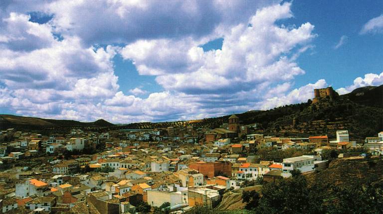 <i>Foto panorámica del municipio de Huelma. / Diputación de Jaén. </i>