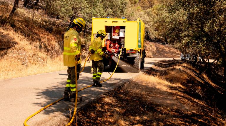 <i>Bomberos terminando sus labores de extinción. / Plan Infoca. </i>