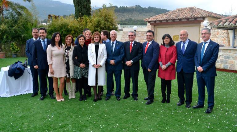 <span class=mln_uppercase_mln>EN FAMILIA</span><i>. La delegada de Sanidad, Trinidad Rus, junto con el presidente del Consejo Andaluz de Colegios de Médicos, Emilio Manuel García; el presidente del Colegio de Dentistas de Jaén, Lorenzo de Torres, miembros de la junta directiva y otras personalidades.</i>