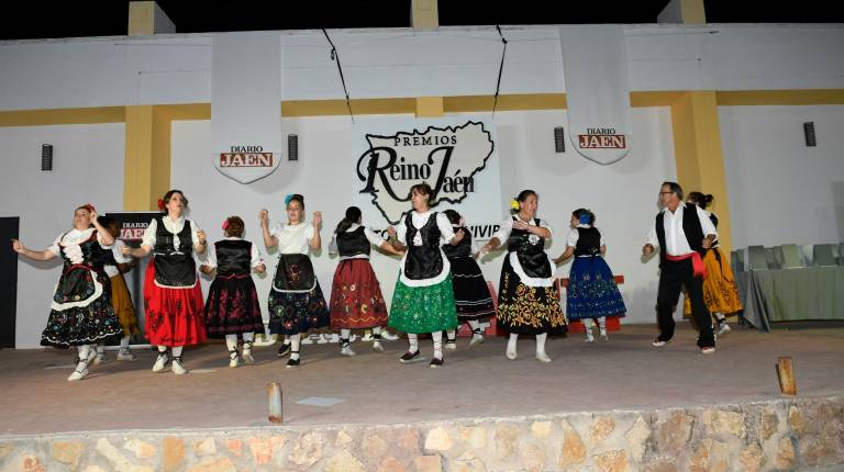 <span class=mln_uppercase_mln>Espectáculo de baile. </span><i>Actuación del grupo de folclore local, Cañamares. </i>