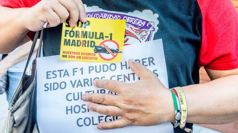 <i>Una persona durante las protestas contra el circuito de F1 en Madrid. / Ricardo Rubio / Europa Press</i>