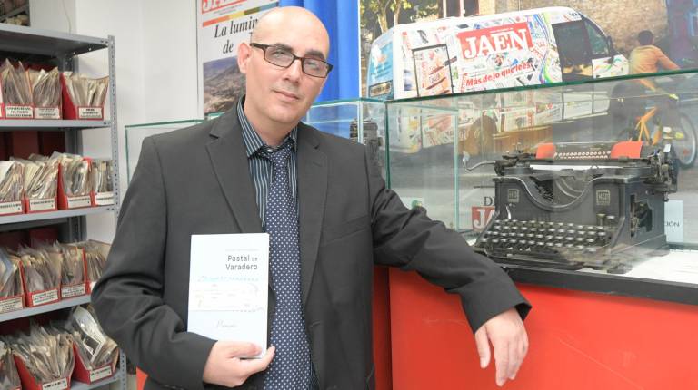 MAYO DE 2018. <i> Jonnier Torres posa con “Postal de Varadero” en Diario JAÉN.</i>