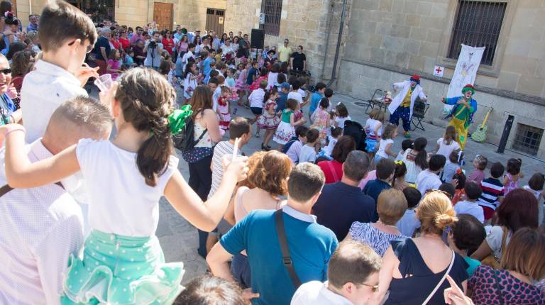 ENTRETENIMIENTO. <i>Grandes y pequeños disfrutan de música, espectáculo y teatro durante los días festivos de San Miguel.</i>