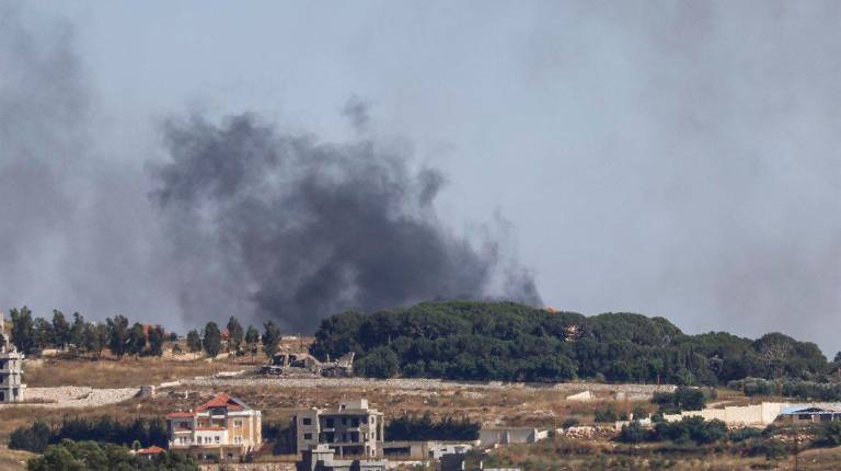 <i>Columnas de humo tras varios ataques del Ejército de Israel contra Kfartebnit y Alí al Taher, en el sur de Líbano, a pesar del memorando de entendimiento alcanzado entre Estados Unidos e Irán. Archivo. / Europa Press.</i>