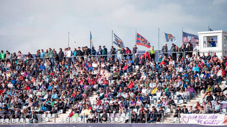 <i>Aspecto de la zona de preferencia en el partido del playoff ante el Deportivo Alavés B. / Real Jaén.</i>