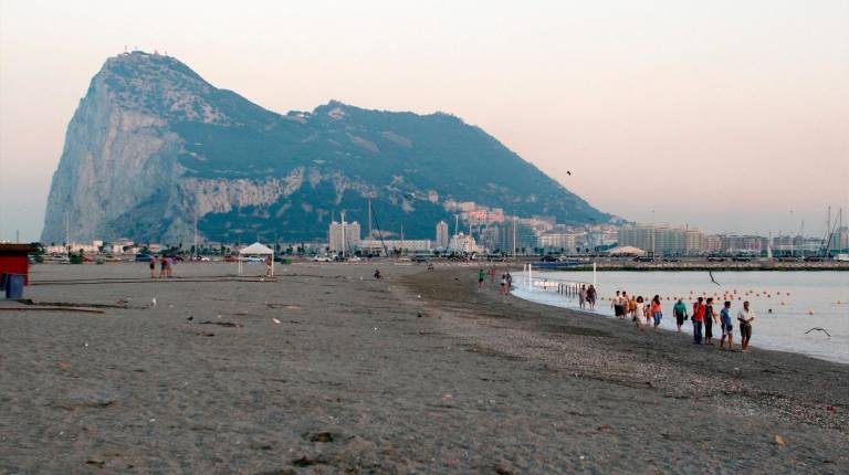 <i> Vista de Gibraltar desde La Linea de la Concepción en imagen de archivo. / Europa Press.</i>