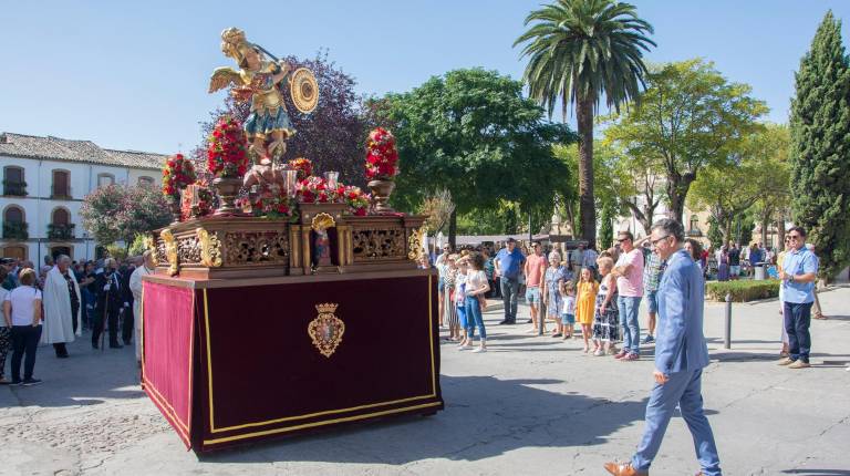 EMOCIÓN. <i>Momentos de la procesión de la imagen de San Miguel por las calles de la ciudad de Los Cerros, acompañado por los devotos que siguieron los pasos de su patrón durante la mañana de ayer, antes de proseguir con la programación festiva.</i>