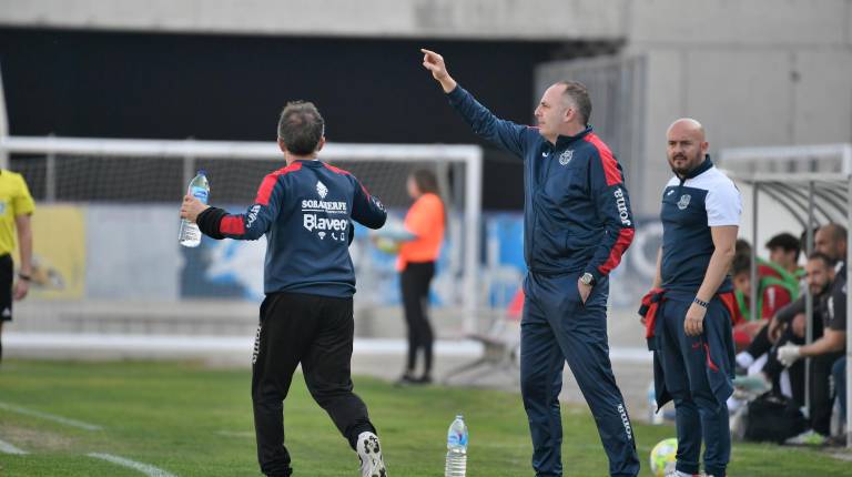 <span class=mln_uppercase_mln>Entrenador</span><i>. Torres sigue atentamente el partido del CD Torreperogil en La Victoria.</i>