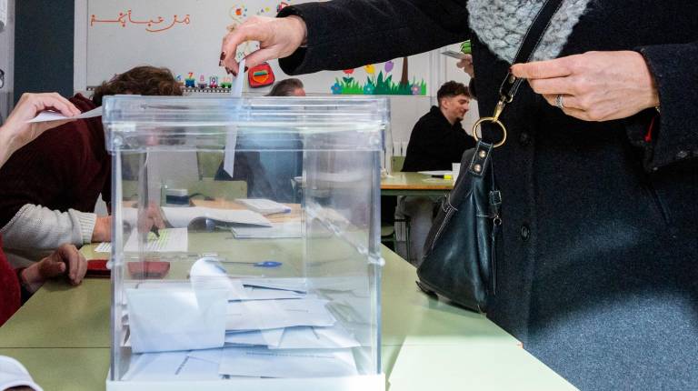 <i>Una urna en un colegio electoral. Archivo.</i>