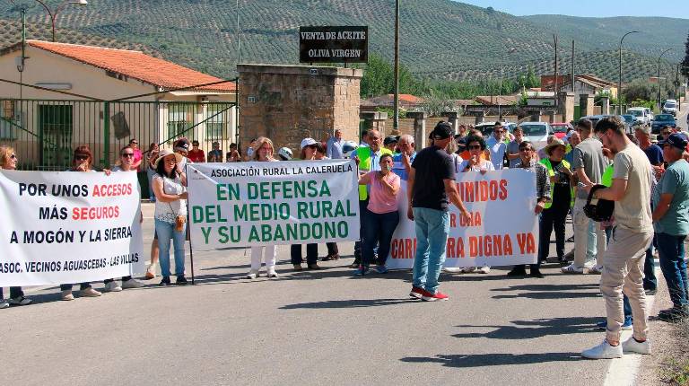 <i>Manifestantes en la A-6204, a su paso por Villacarrillo. / Fernando Cano.</i>