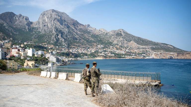 <i>Dos militares vigilan la frontera entre España y Marruecos. / Europa Press. </i>