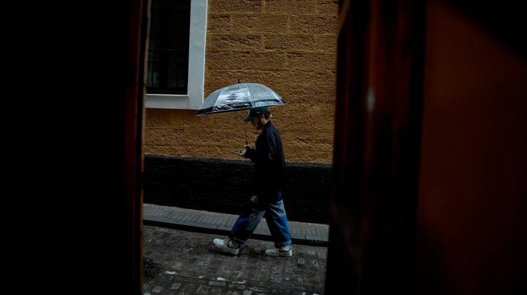 <i>Transeuntes bajo sus paraguas durante una intensa lluvia. / Europa Press. </i>
