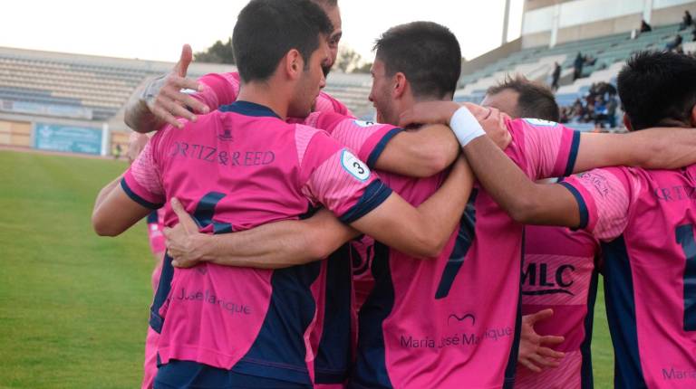 <span class=mln_uppercase_mln>VICTORIA.</span><i> Los jugadores del Linares Deportivo celebran uno de los goles del equipo contra el CD El Ejido 2012.</i>