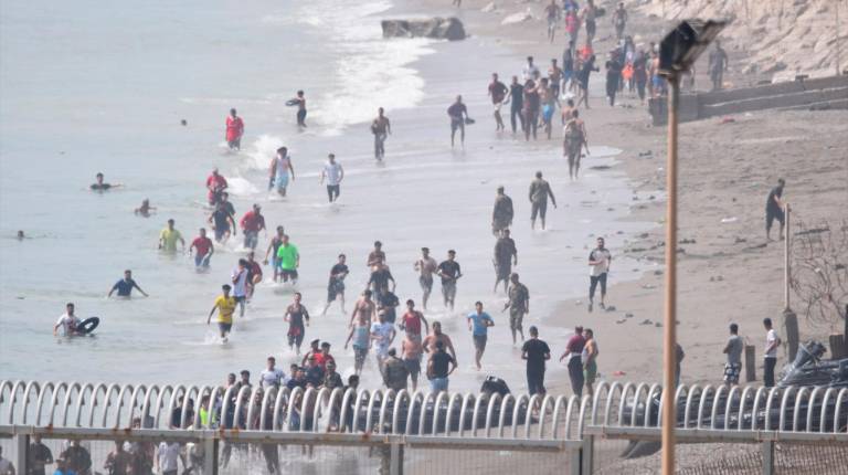 <i>Varios migrantes intentan cruzar la frontera a nado. / Europa Press.</i>
