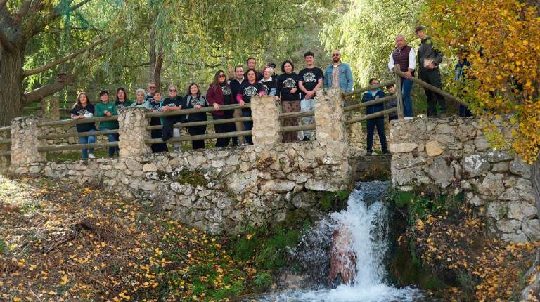 <i>Juan Latorre, acompañado de la diputada Isabel Uceda y el alcalde, Antonio Rodríguez, realiza una visita técnicas a las obras en el sendero de El Berral. / Diputación de Jaén.</i>