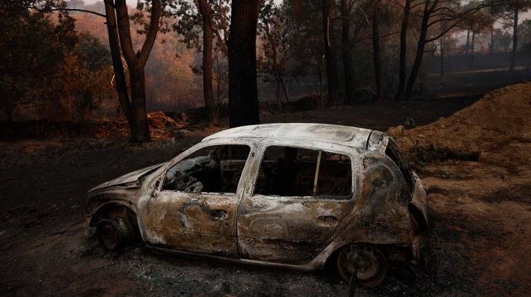 <i>Un coche calcinados por el incendio forestal a las afueras de Casavieja. / Alejandro Martínez Vélez / Europa Press.</i>